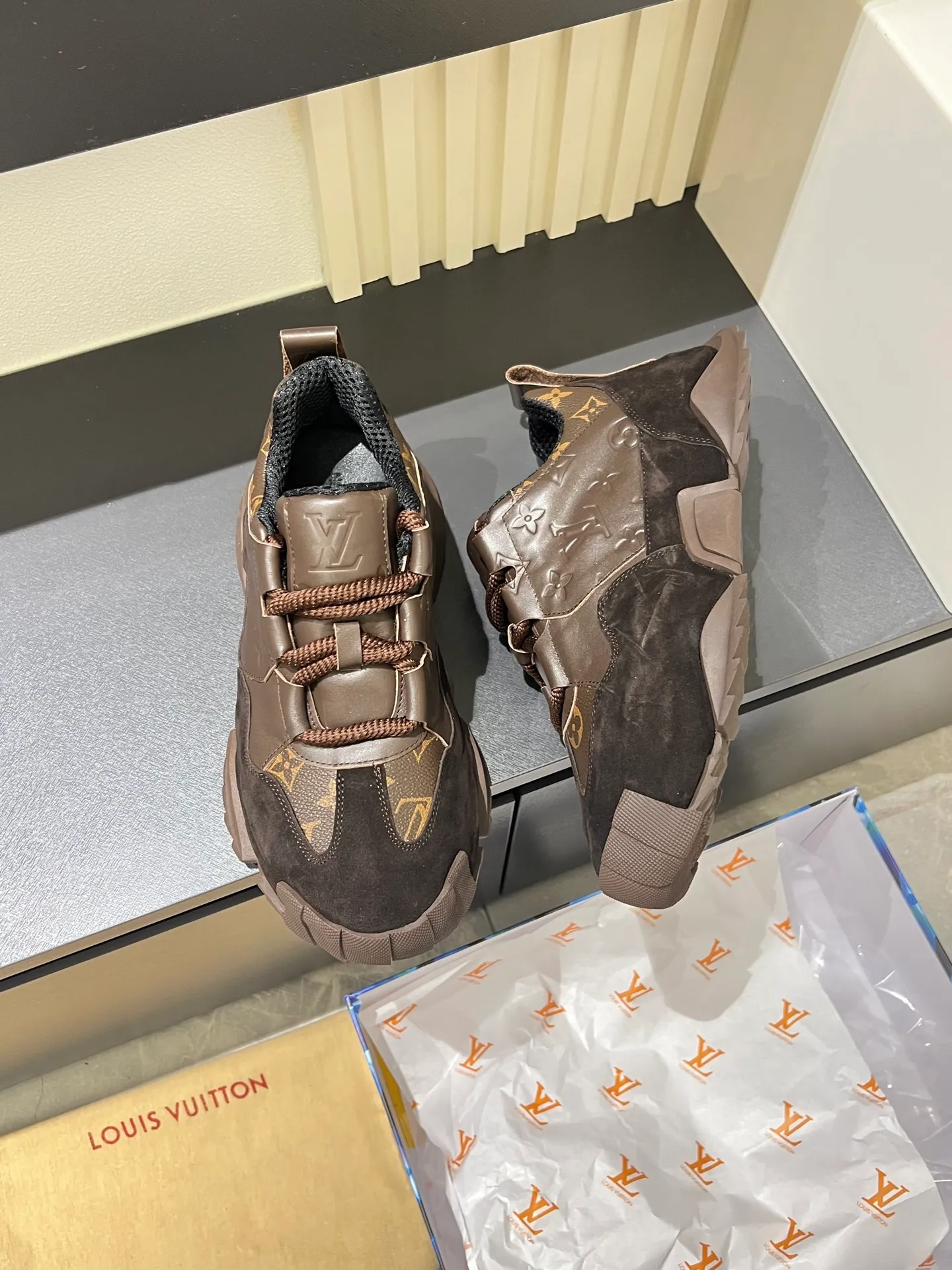 p600 "LOUI* VUITTO*" popular men's casual shoes, genuine development in Italy 💯Purchasing level quality ✔️The upper is made of first-layer cowhide, comfortable and soft sheepskin feet ⚡️ Fashionable and versatile, the toe last shape is firm and full, the soles are made from original LV molds and can be freely entered and exited the counter. Light and comfortable on the feet~Purely handmade, details determine quality! Size:39-44!